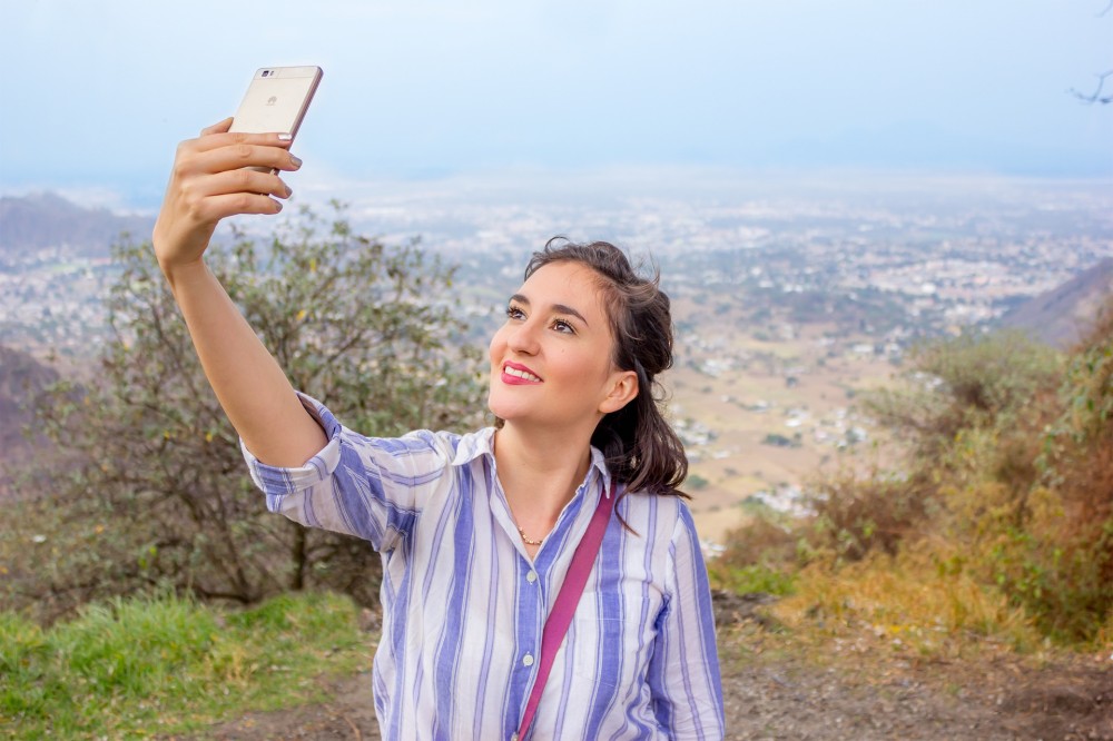 girl taking Instagram selfie